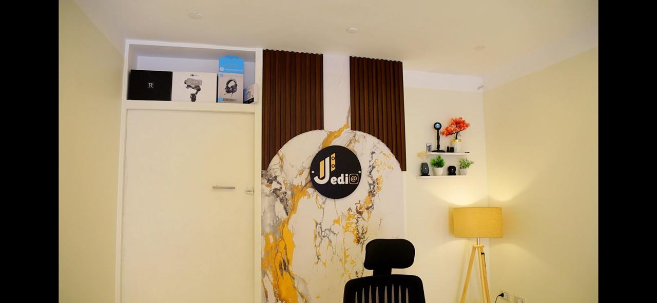 شعار JOO MEDIA داخل المكتب